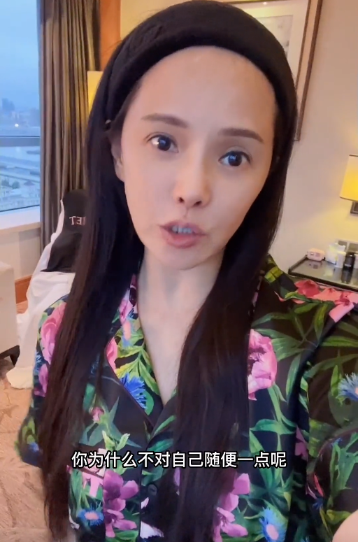 54岁伊能静近况曝光,头戴发箍素面朝天,皮肤白皙光滑状态好