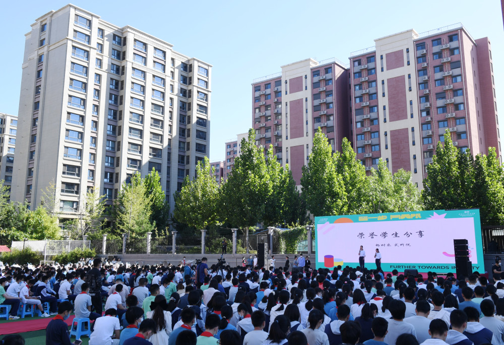 9月1日,学生在北京十一晋元中学的开学典礼上发言.