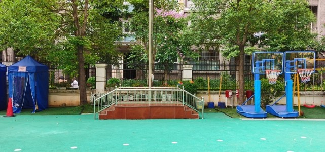 幼儿园升旗台效果图对比实景图,这个还原度你们打几分?