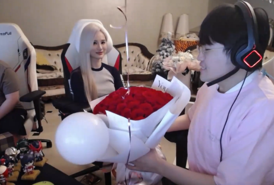 严君泽宣布的女友秋秋比较陌生,两人想通过婚礼这个平台介绍彼此