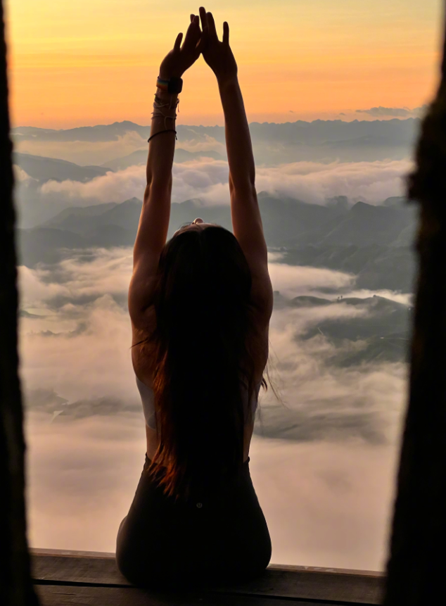 周韦彤倒立做瑜伽穿灰色吊带秀玲珑曲线背部满是肌肉太抢镜