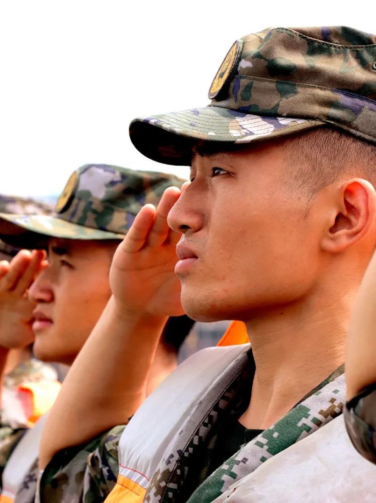 我的青春,有了穿军装的样子!_腾讯新闻