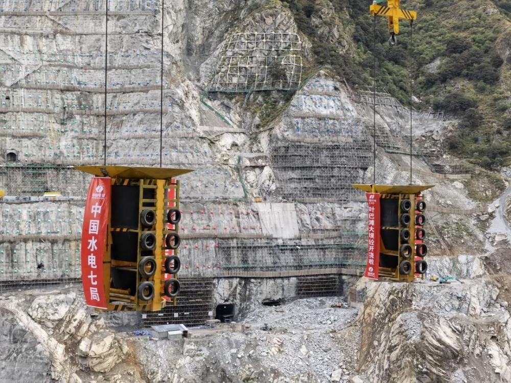 9月1日,记者获悉,金沙江上游最大水电站——叶巴滩水电站大坝基础首仓