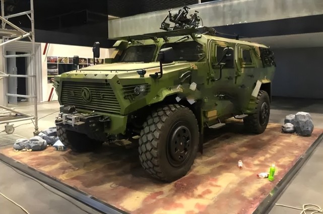 pcl-171"猛士"车载榴弹炮,采用第三代东风"猛士"6×6轮式底盘,为双排