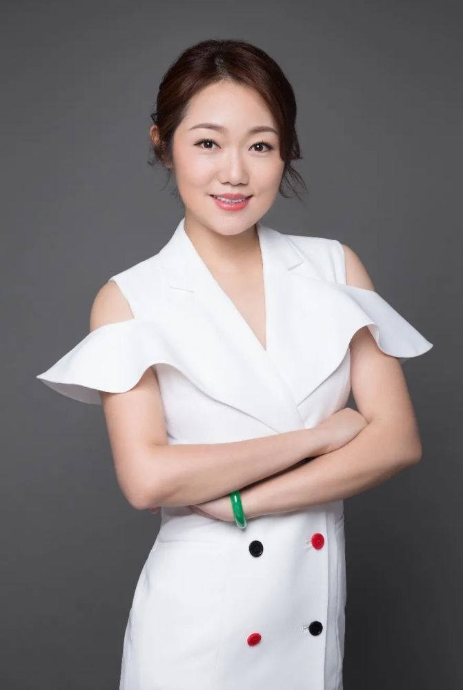 广东广播电视台主持人 屈炫希一起讲好《南粤工匠》开学第一课广东