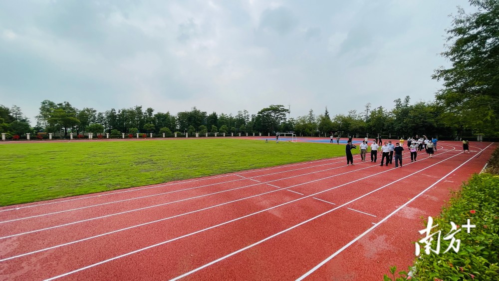 新平县第三中学图片