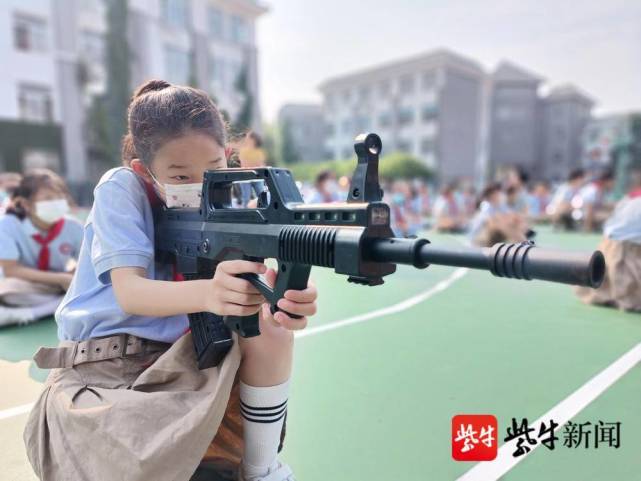 【视频】太酷了：淮安一所学校开学第一天让学生玩“枪”打“炮”_腾讯新闻