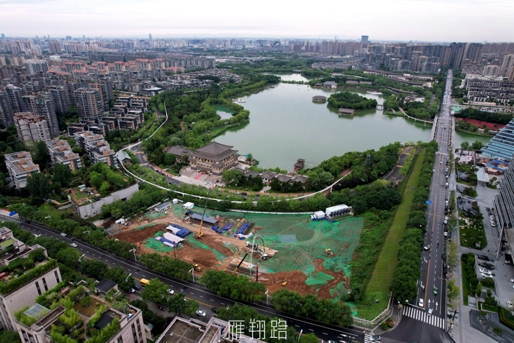 西安市曲江新區曲江池南路以北,曲江池東路以西,曲江池遺址公園內