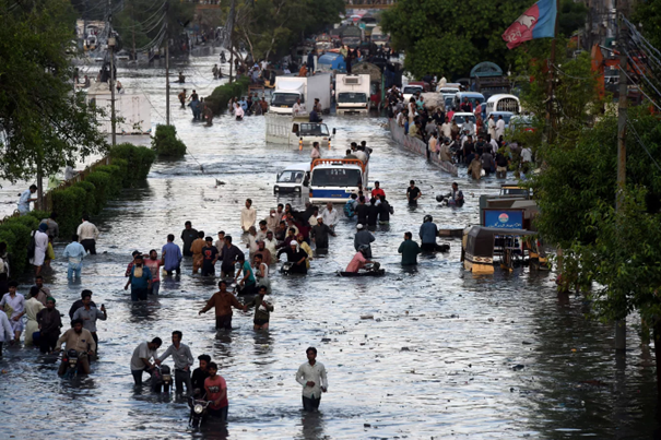 巴基斯坦洪灾损失超百亿，中国运20送援助，灾民齐呼：中国万岁
