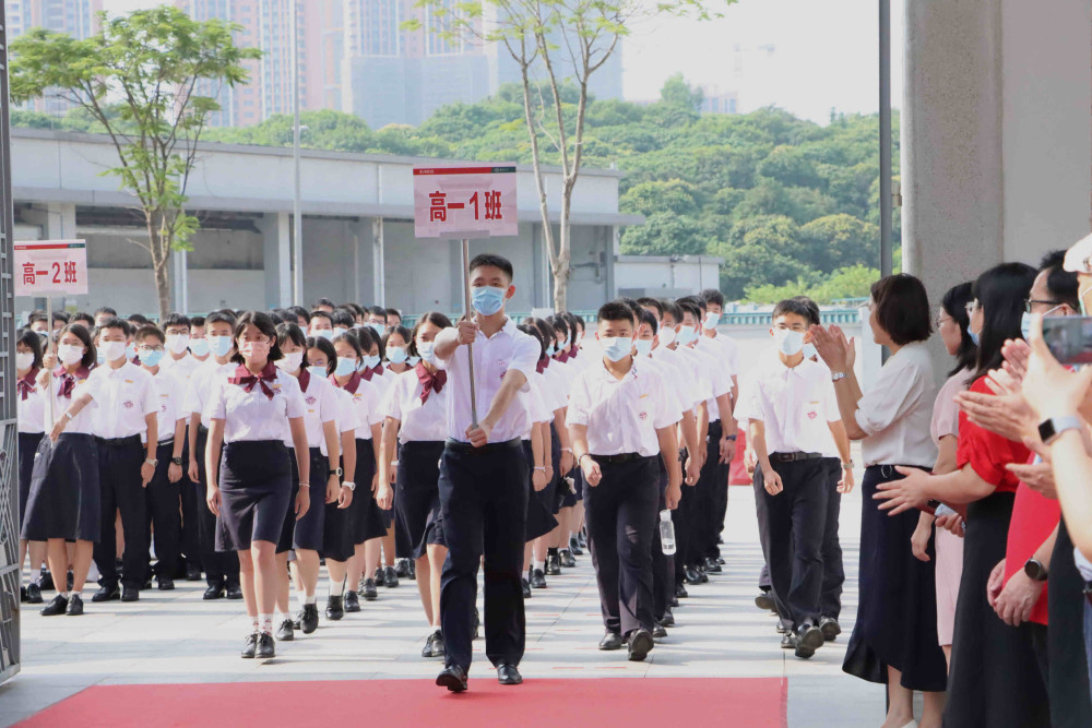 我国古代,新生入学都会有隆重的入门礼仪,今天,执信中学学生迈入崇德