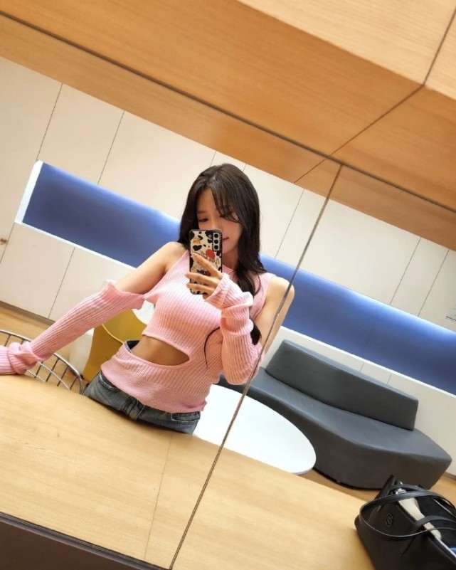 韩国女星李美珠晒近照,身穿开衩针织上衣,纤细的身材令人赞叹_腾讯
