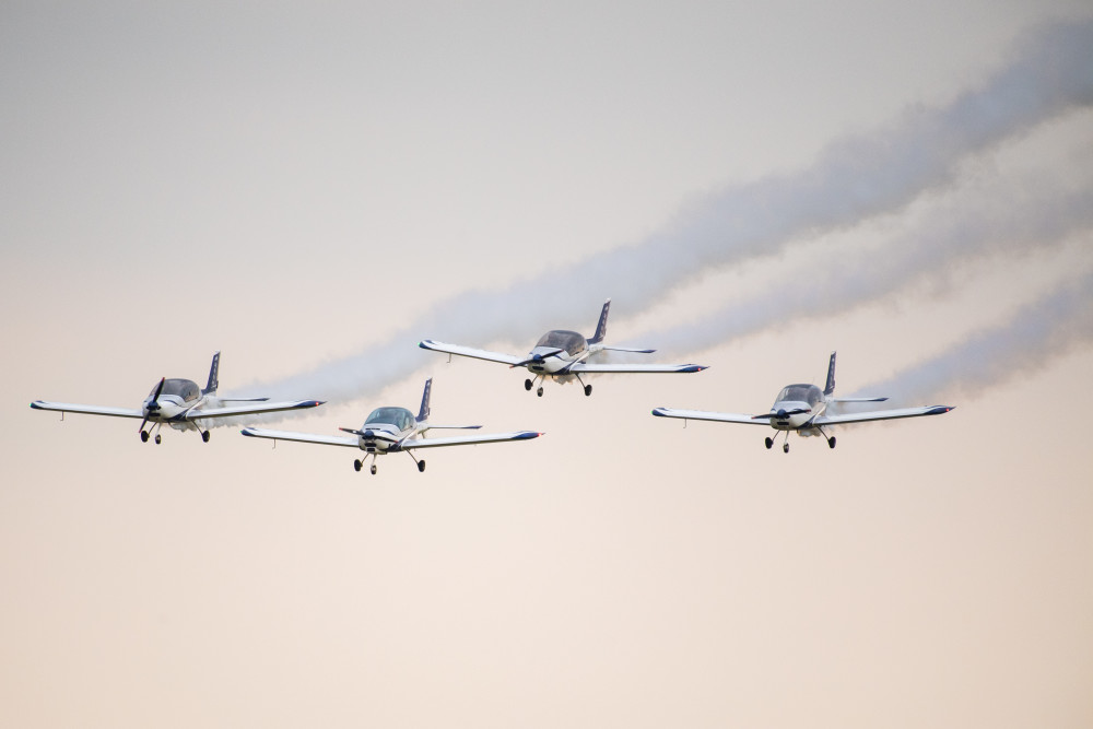 陈泽国 摄9月1日,在湖南株洲芦淞机场,飞行员进行固定翼编队飞行表演