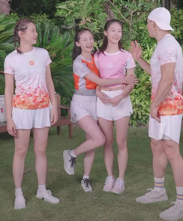 郑恺夫妇加盟刘畊宏直播,苗苗生二胎后公开亮相,产后三个月恢复如初