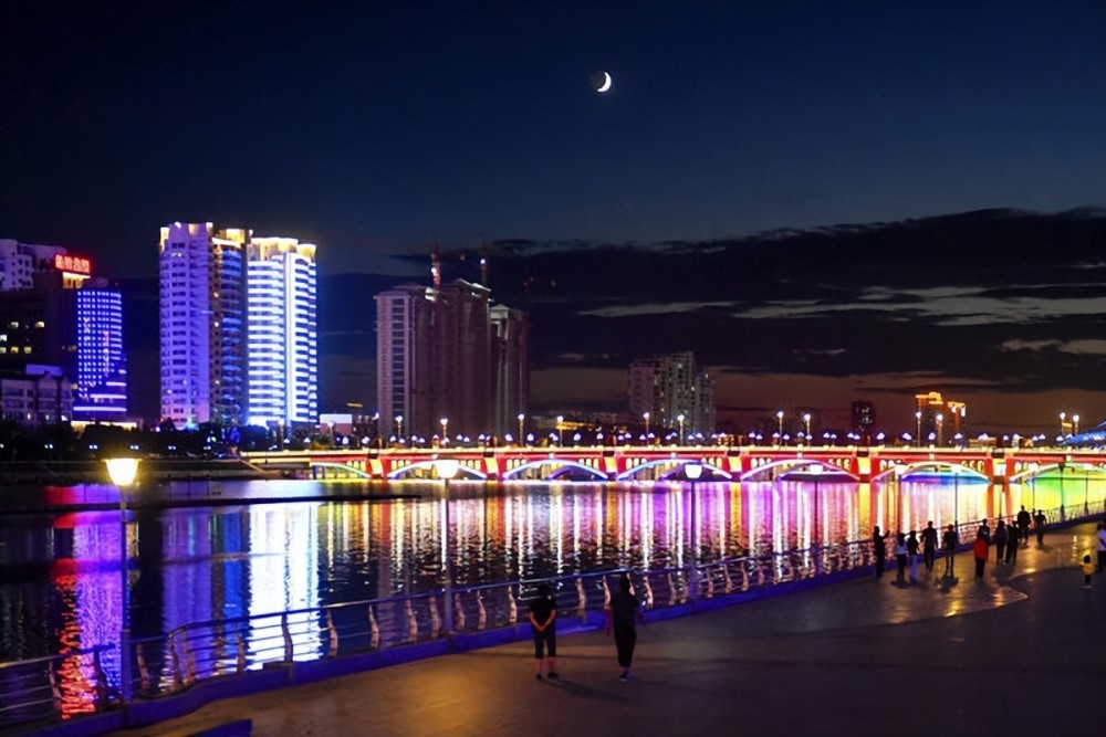 光影划破寂静黑夜,在流光溢彩间勾勒出一幅浪漫唯美的城市夜景画卷