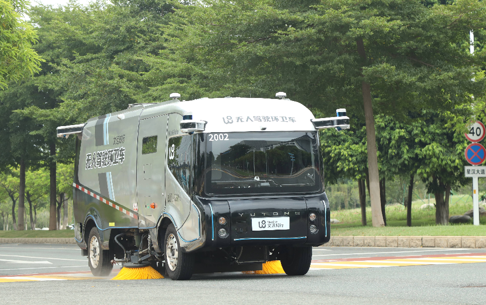 驾驶员,但丝毫不影响环卫车在道路上灵活穿行,有行人靠近它便会自动"
