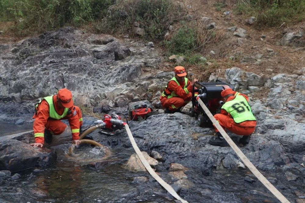 福建森林消防總隊特勤大隊貼近實戰山地水泵架設顯神威