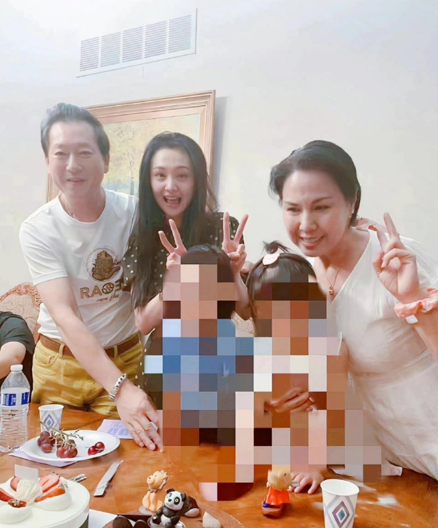 郑爽当妈后与儿女合影首曝光,一家人围在一起过生日,俩孩子都长大了
