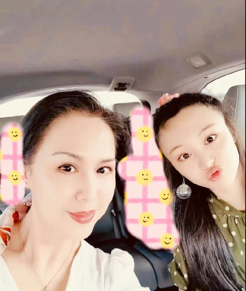 郑爽当妈后与儿女合影首曝光,一家人围在一起过生日,俩孩子都长大了