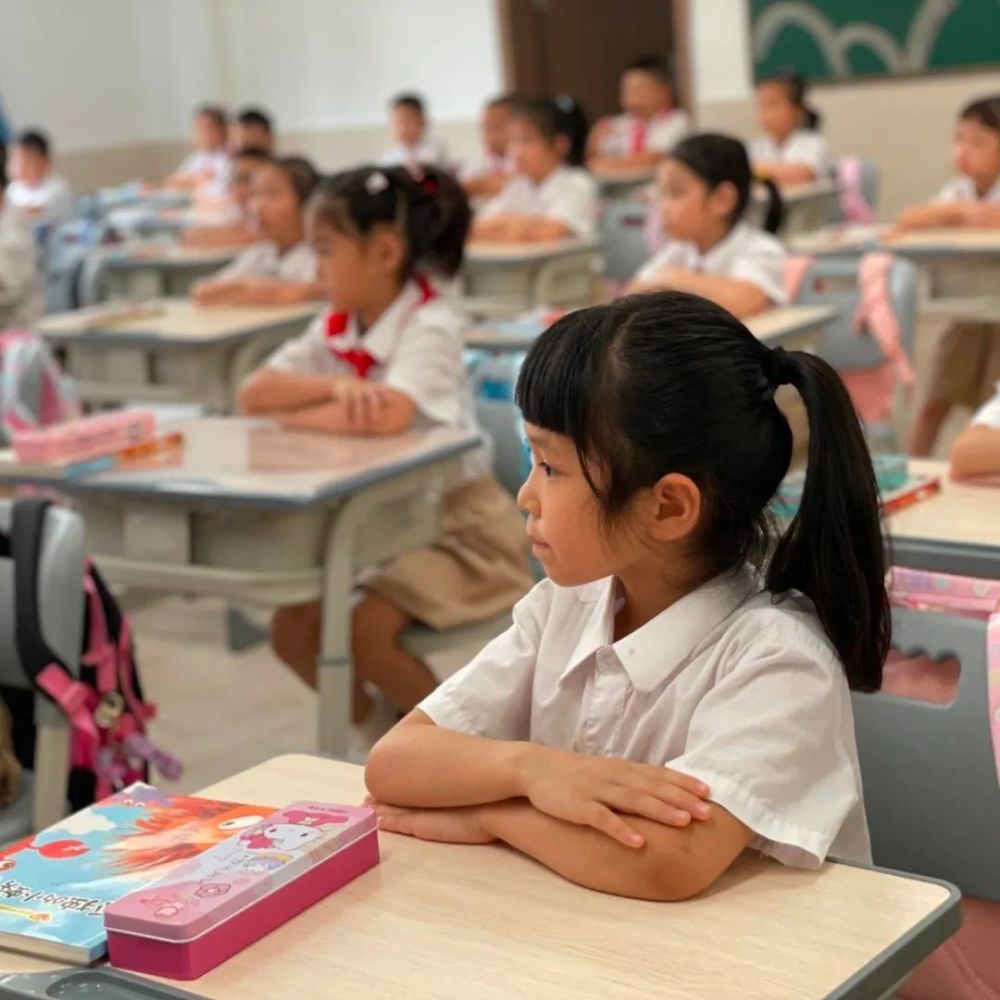 一面国旗在江门市实验中学全体师生《我和我的祖国》的歌声中,穿越