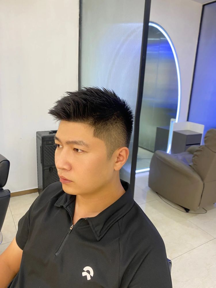 也可以选择种层次感十足的毛寸头,头顶有长有短,自然好打理,平时涂抹
