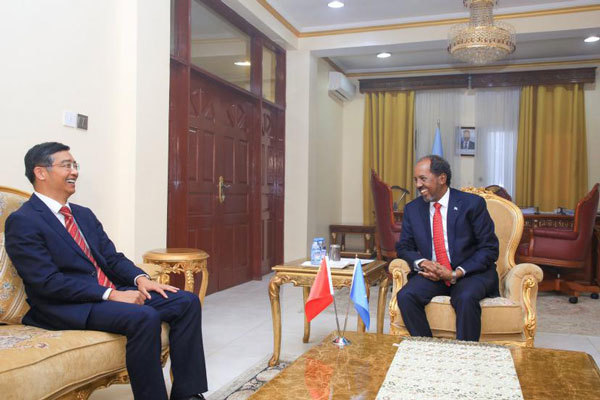 索马里总统希望中方继续加大援助，我大使回应两根按摩棒一起塞进来
