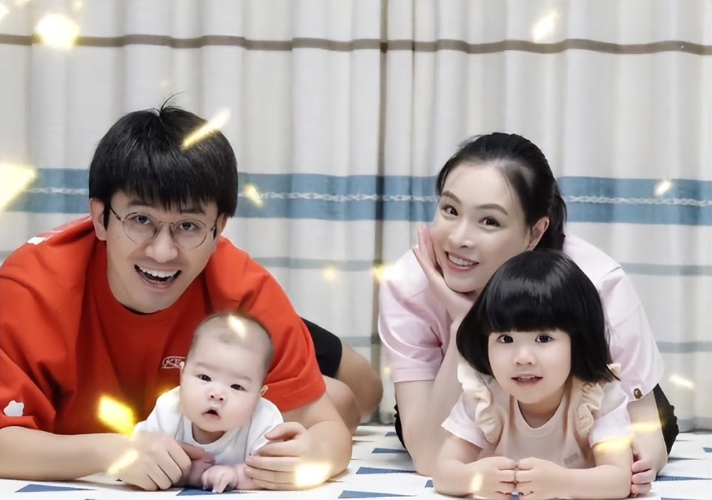 稍早,吴敏霞和张效诚带着女儿参加了观察类真人秀《爸爸当家》,体验