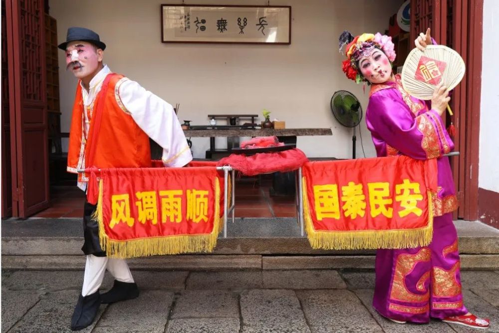 作为"丑角",火鼎公婆的装扮有浓郁的地方戏曲韵味,"火鼎婆"浓妆艳抹