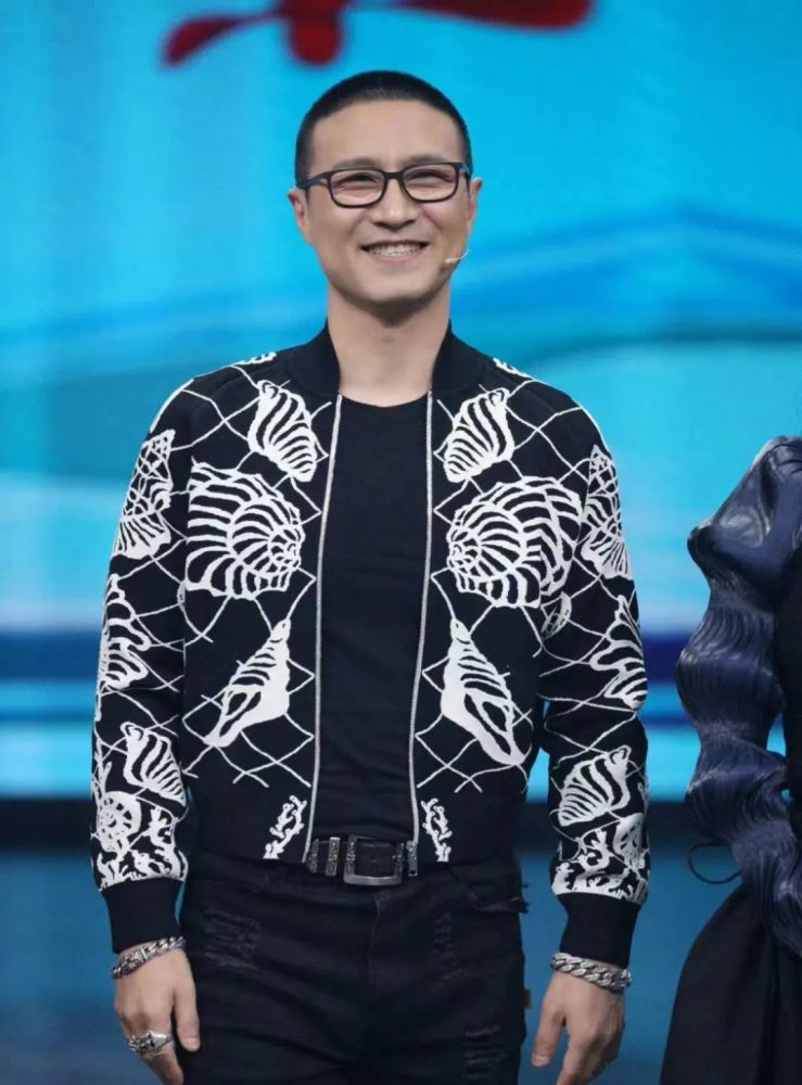 51岁汪峰近照出现头秃!曾连续带货14小时,满脸皱纹老态尽显_腾讯新闻