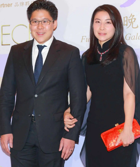 郭晶晶霍启刚下嫁豪门世纪婚礼引轰动结婚多年恩爱如初