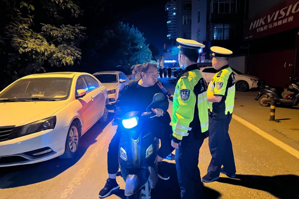 吕梁临县交警防疫查酒驾筑牢双防线