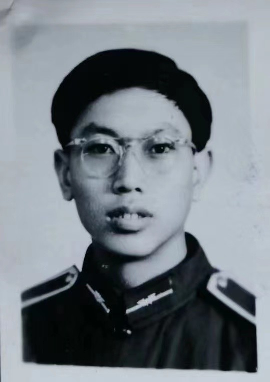 外孙女激动得和远在西安的陈昌林视频,陈昌林眼角泛起泪光.