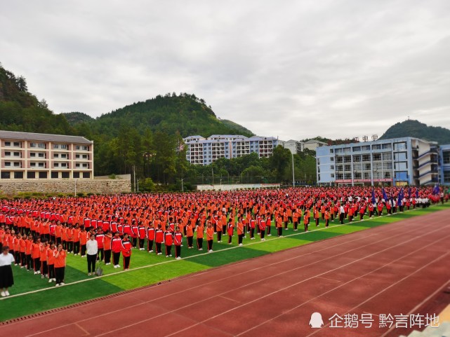 在报考铜仁乌江中学中前,她和爸妈曾来到校园参观过,与学校的老师交流