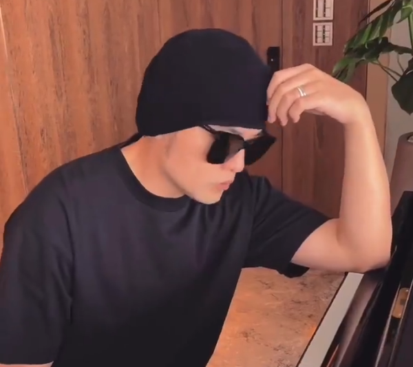 周杰伦晒完豪宅又炫娃,5岁罗密欧戴墨镜弹琴,一板一眼超有天赋