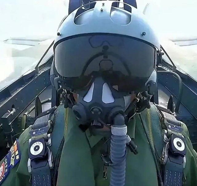 歼20飞行员佩戴亮相过的第二款头盔是一种新型的轻量化头盔,这款头盔