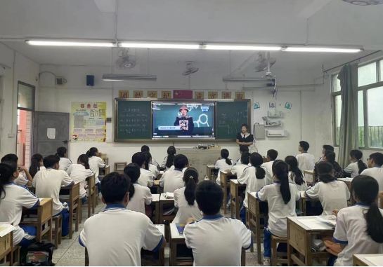 9月1日,汕尾市华侨管理区中学积极组织全校师生,集中收看了2022年