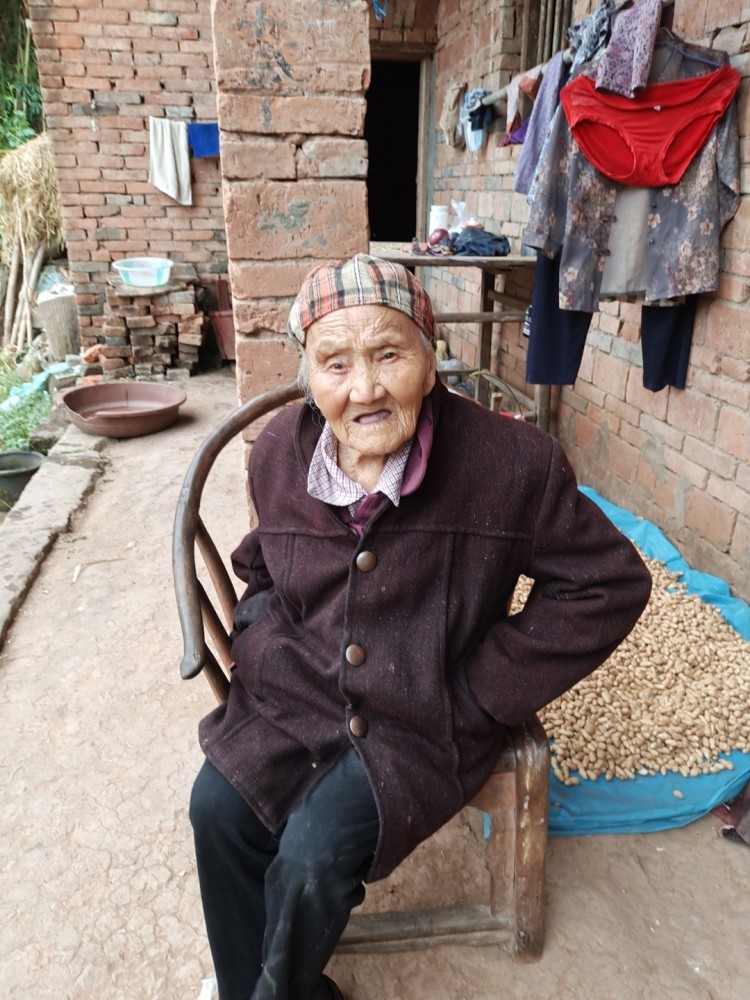 南充芦溪农村有位102岁奶奶,老人鹤发童颜养生有方,一辈子未进过医院?