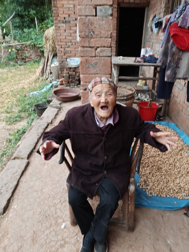 南充芦溪农村有位102岁奶奶,老人鹤发童颜养生有方,一辈子未进过医院?