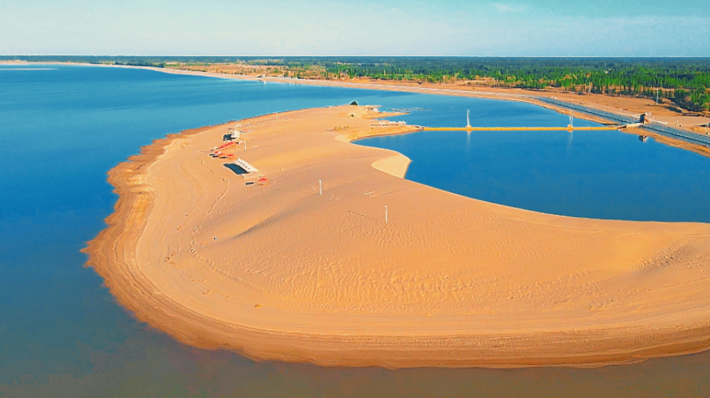 樊凯 报道)8月27日,新疆阿克苏地区库车市玉奇吾斯塘乡跃进水库,金色