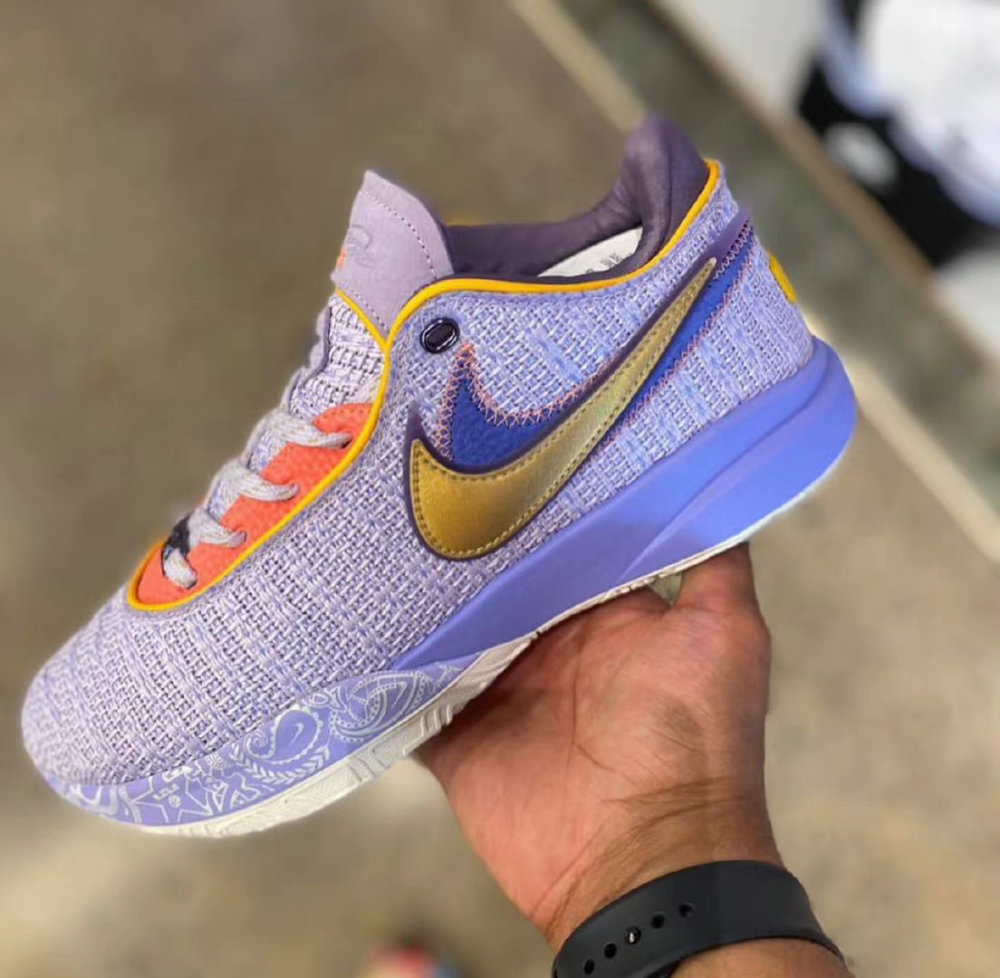 詹姆斯20代正式发布,配置顶级设计简约,只有耐克敢这么玩!_腾讯新闻