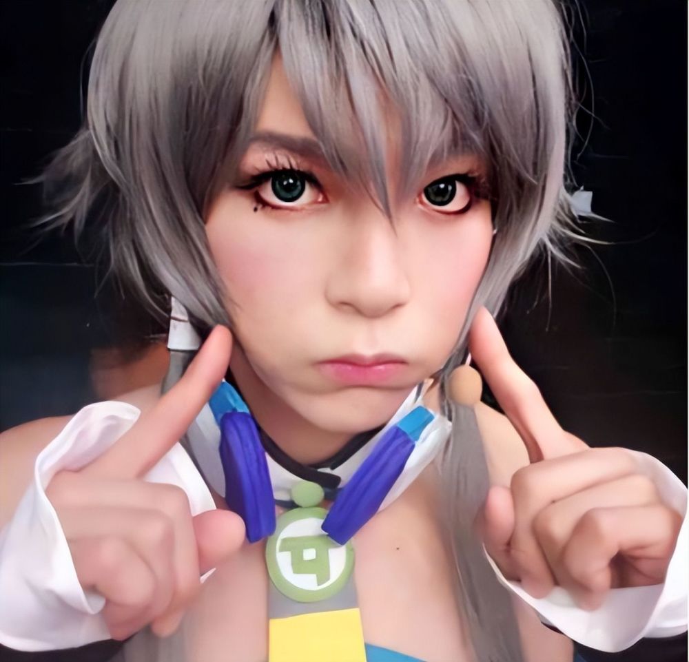 甜美萌妹cos络腮胡大爷跳魅惑舞,路人看懵,直接上去摸脸摸胡子_腾讯