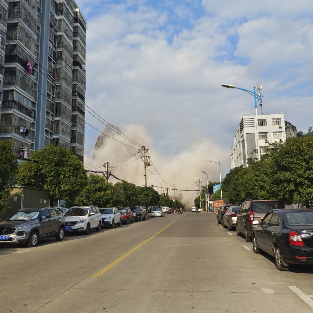 一声巨响柳州纺石山山体爆破烟尘漫了几条街