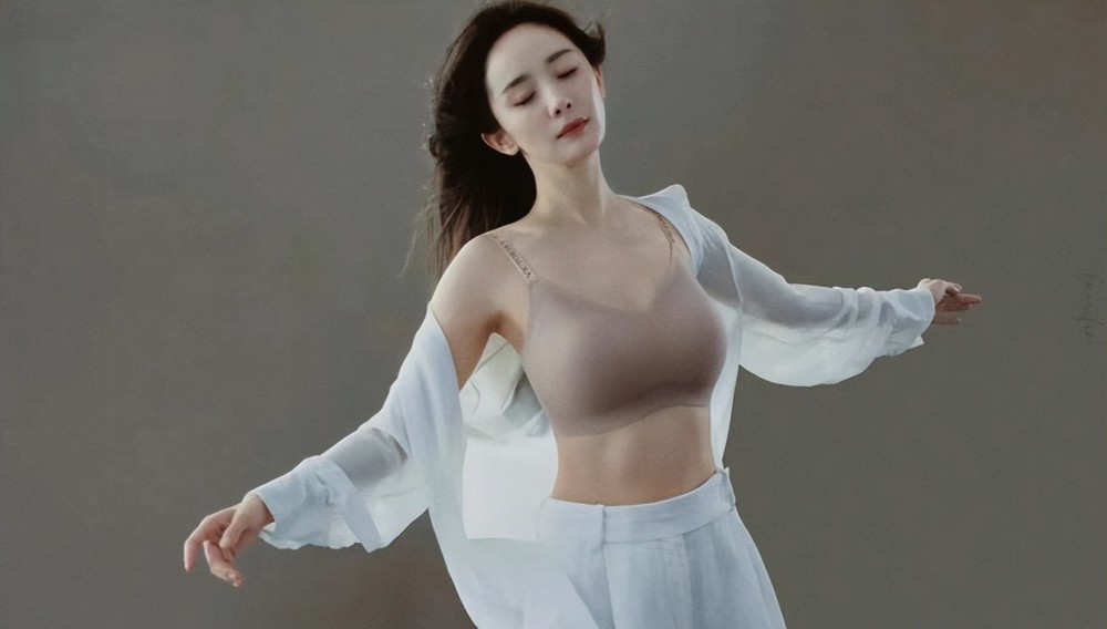 杨幂仅穿内衣拍性感大片腹肌凸出身材傲人皮肤光滑白嫩似鸡蛋