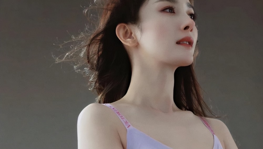 杨幂仅穿内衣拍性感大片腹肌凸出身材傲人皮肤光滑白嫩似鸡蛋