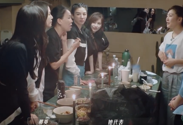 那英带女儿与梁静看歌剧,打扮朴素忙前忙后,在国外仍自觉戴口罩