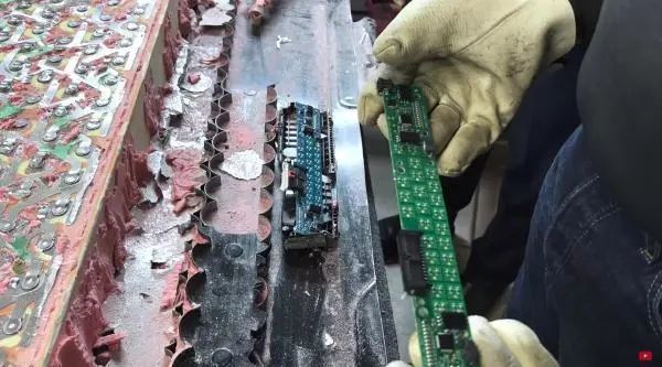 特斯拉4680电池首拆，几乎不能修坏了只能换茄子鱼的做法