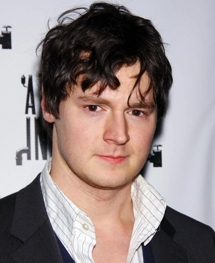 这个扮演者本杰明·沃克,1982年生,现实中长这样