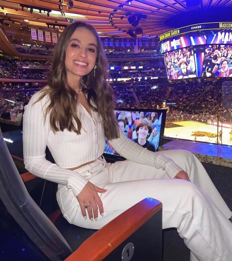 如今罗伯森,已经远离了nba圈子,现在闲暇时间会去打打野球,忙一忙篮球