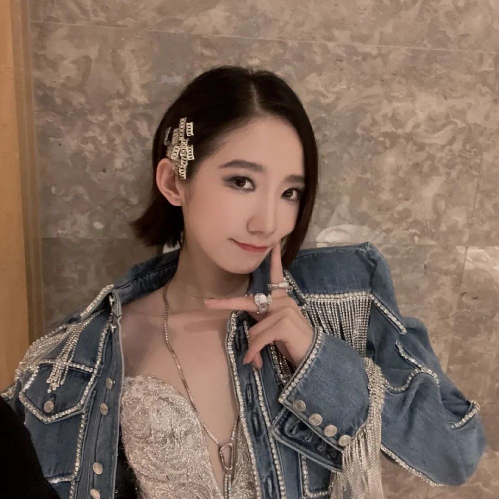 从孟美岐晒出的现场图来看,观众区有将近一半都是举着应援色的粉丝.