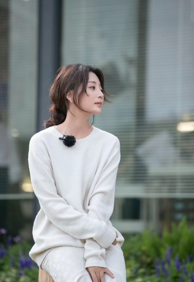 殷桃《中餐厅》造型,白色圆领卫衣配同色短裙,温柔大方知性优雅