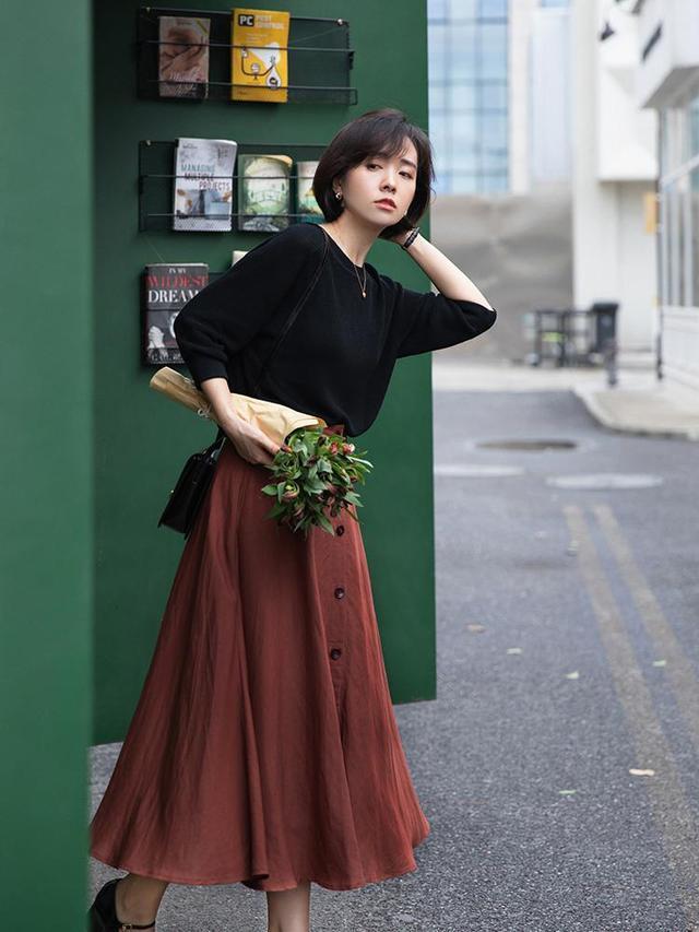 过了40岁的女人这样穿:天丝蝙蝠衫搭配半裙,美得细腻温婉且高级_腾讯